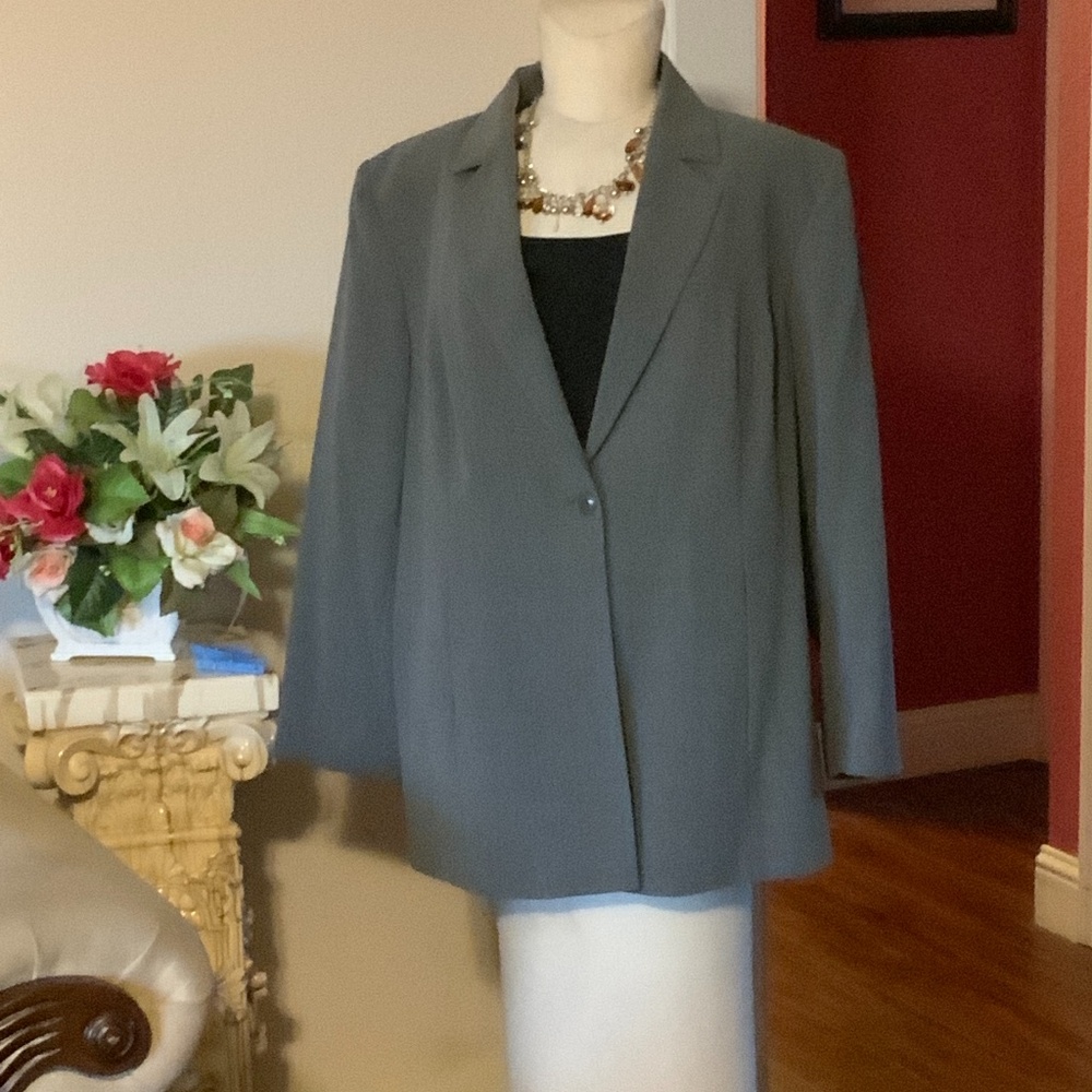 Gray fully lined blazer with one button